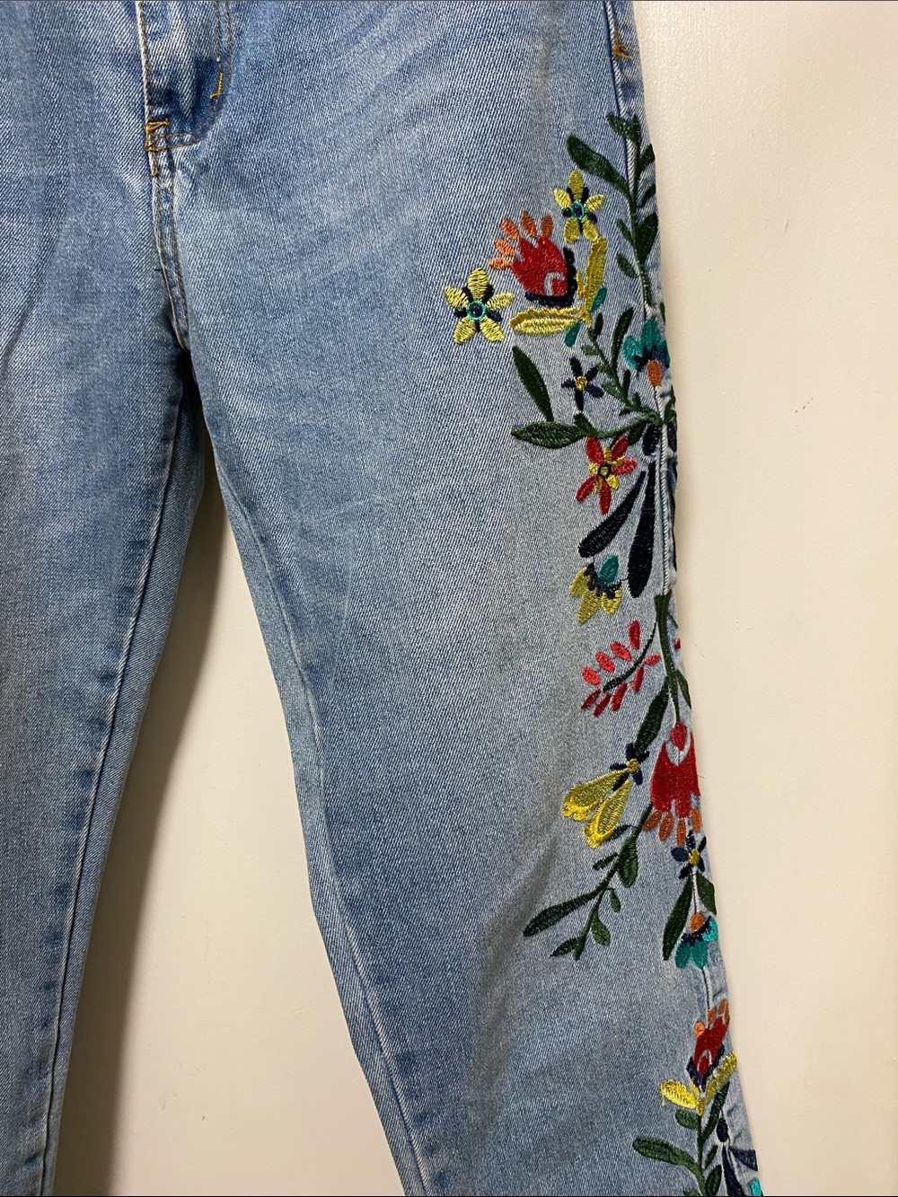 Zara Light Blue Straight-Leg Jeans with Floral Side Embroidery - Picture 5 of 14